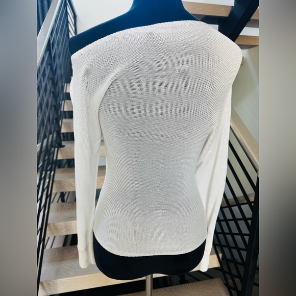 New Guess Off-Shoulder White Sweater size XS - Picture 2 of 2